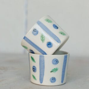 Dwie miski ceramiczne z motywem borówek.